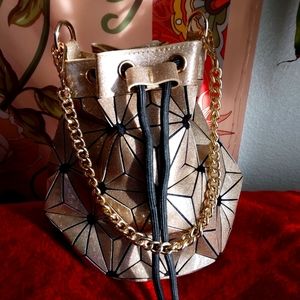 Gold Paneled Drawstring Geometric Flash Purse with chain strap